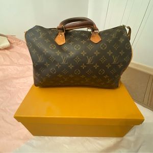 LOUIS VUITTON
Speedy 35 Monogram Canvas Satchel Bag Brown